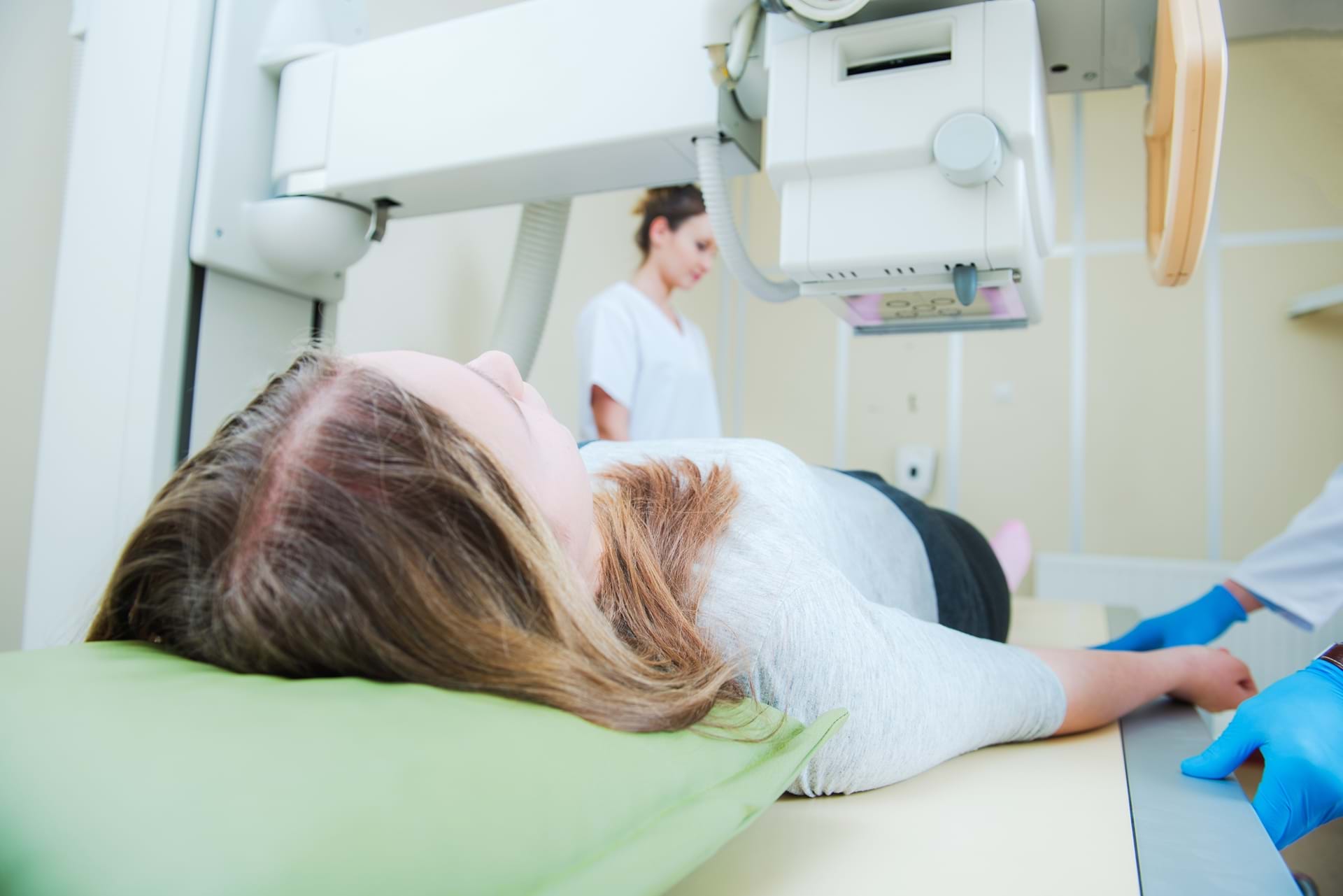 Kvinne ligger i radiologiunders&#248;kelse. Illustrasjonsfoto: Colourbox
