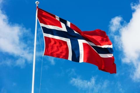Det norske flagget som vaier i vinden. Foto: Colourbox.com