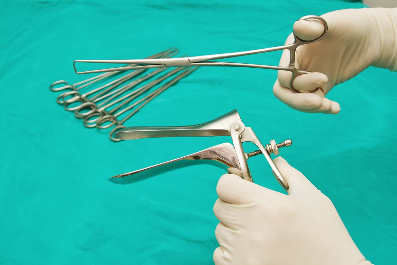 Bilde av en leges hender som holder i gynekologiske verkt&#248;y