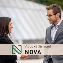 To personer som snakker med reklame for Nova advokatfirma. Foto: Akademikernepluss